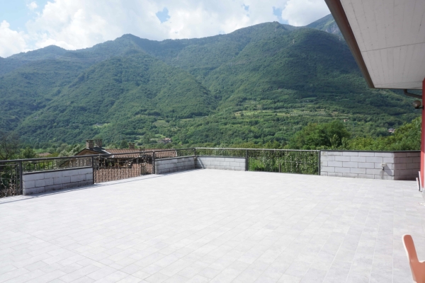 Terrazzo panoramico B&B La Villetta vista Monte Concarena