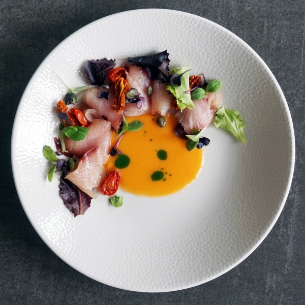 Carpaccio di pesce con misticanza