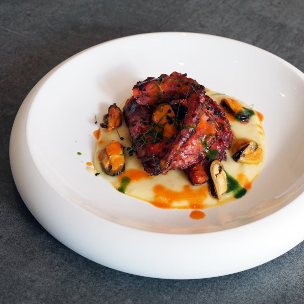 Polpo croccante con spuma di patate e cozze