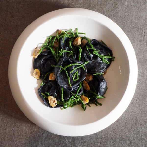 Ravioli al nero di seppia e pesce