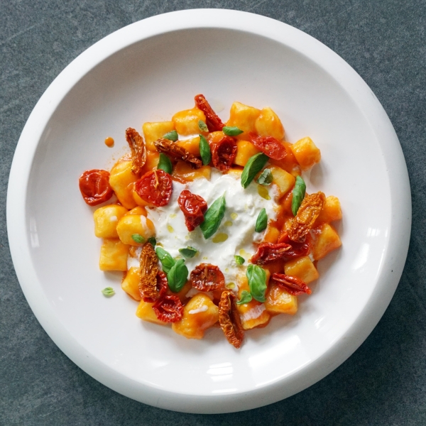 Gnocchi, pomodori secchi e burrata