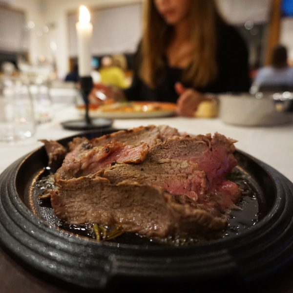 Carne sulla piastra, tagliata