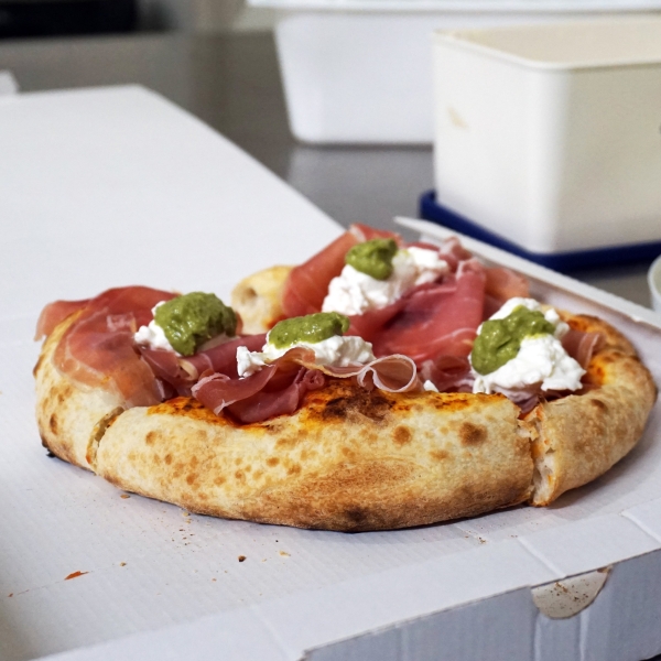 Pizza crudo, burrata e pesto