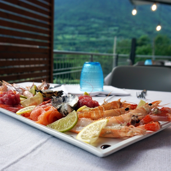 Crudo di mare, limone, ostriche